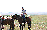 馬に乗る遊牧民の子ども 