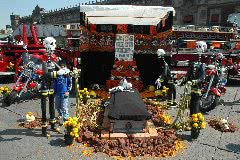 殉職消防士たちの遺影と棺にすがるガイコツ