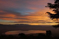 ンゴロンゴロ・セレナから見た朝焼けのクレーター