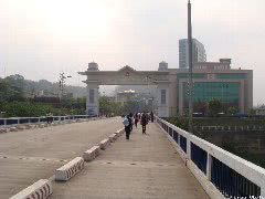 ベトナム国境へは橋を歩いて渡ります。
