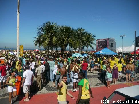 ワールド・カップ　ブラジル戦のパブリックビューイングに集まる群衆（リオデジャネイロ・コパカバーナ海岸）