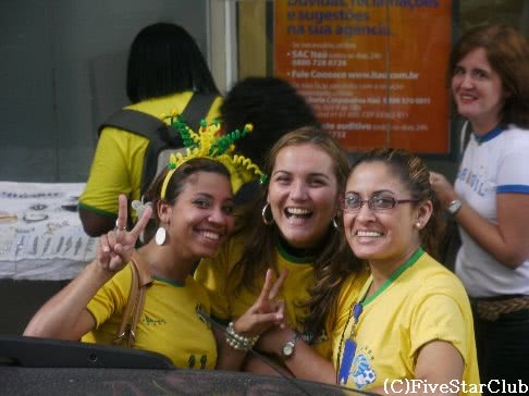 ワールド・カップ　ブラジル戦のあと、ボクのカメラを見てポーズする女性