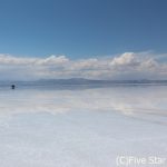 真っ白な塩の大地がどこまでも続くウユニ塩湖