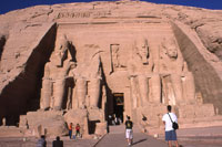 エジプト　- 巨大遺跡と紺碧の空 –